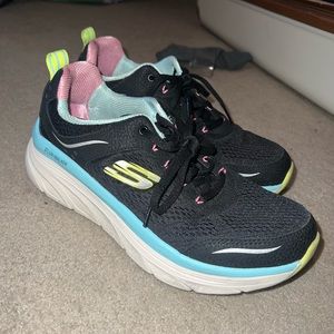 Skechers D’LUX walking shoes
